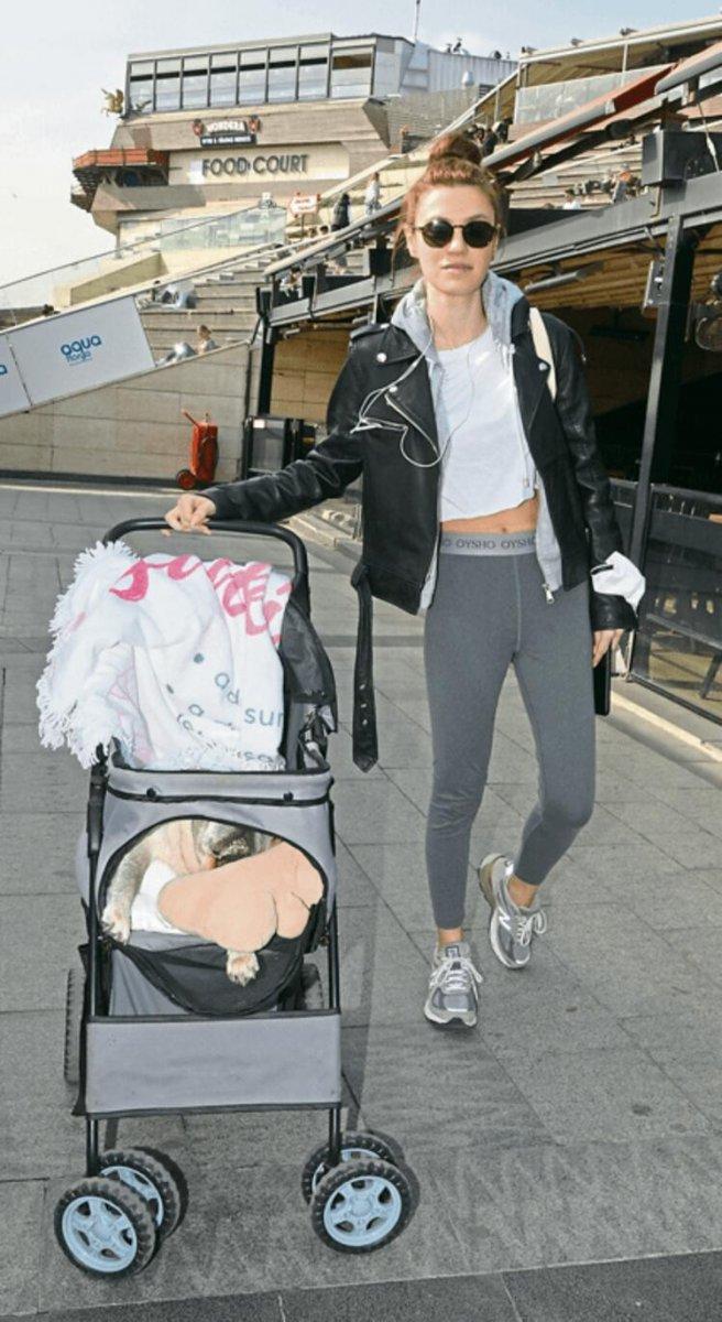 Yüsra Geyik, bebek arabasıyla köpek gezdiriyor