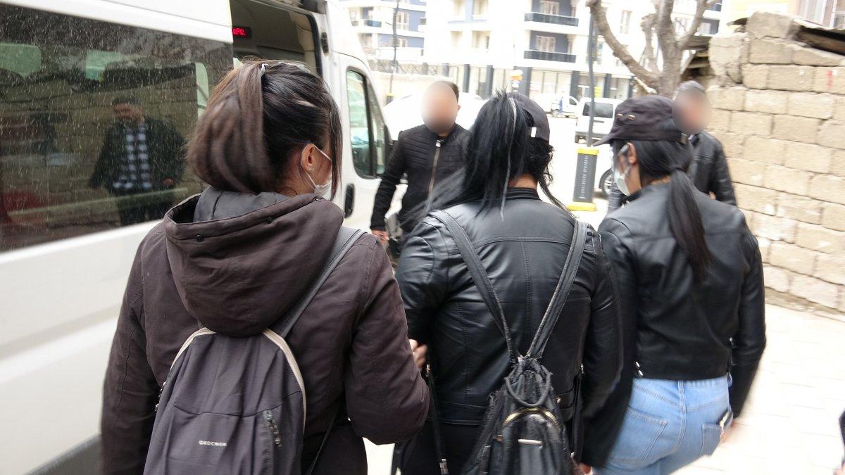 Van’da PKK paçavrası sallayan kadınlar, gözaltına alındı