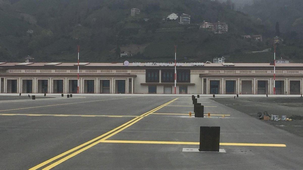 Rize-Artvin Havalimanı'nın pisti ve apronları renkleniyor