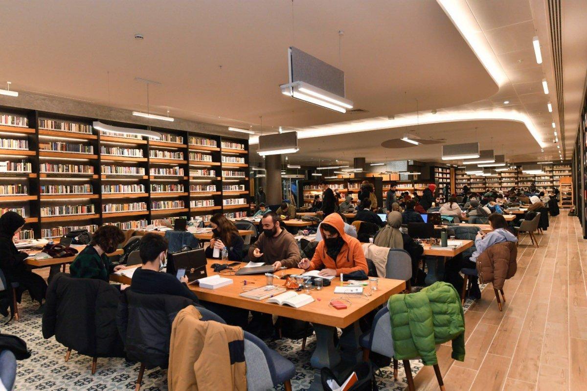 Üsküdar'daki Haluk Dursun Kütüphanesi, gençlerin ilgi odağı olmaya devam ediyor