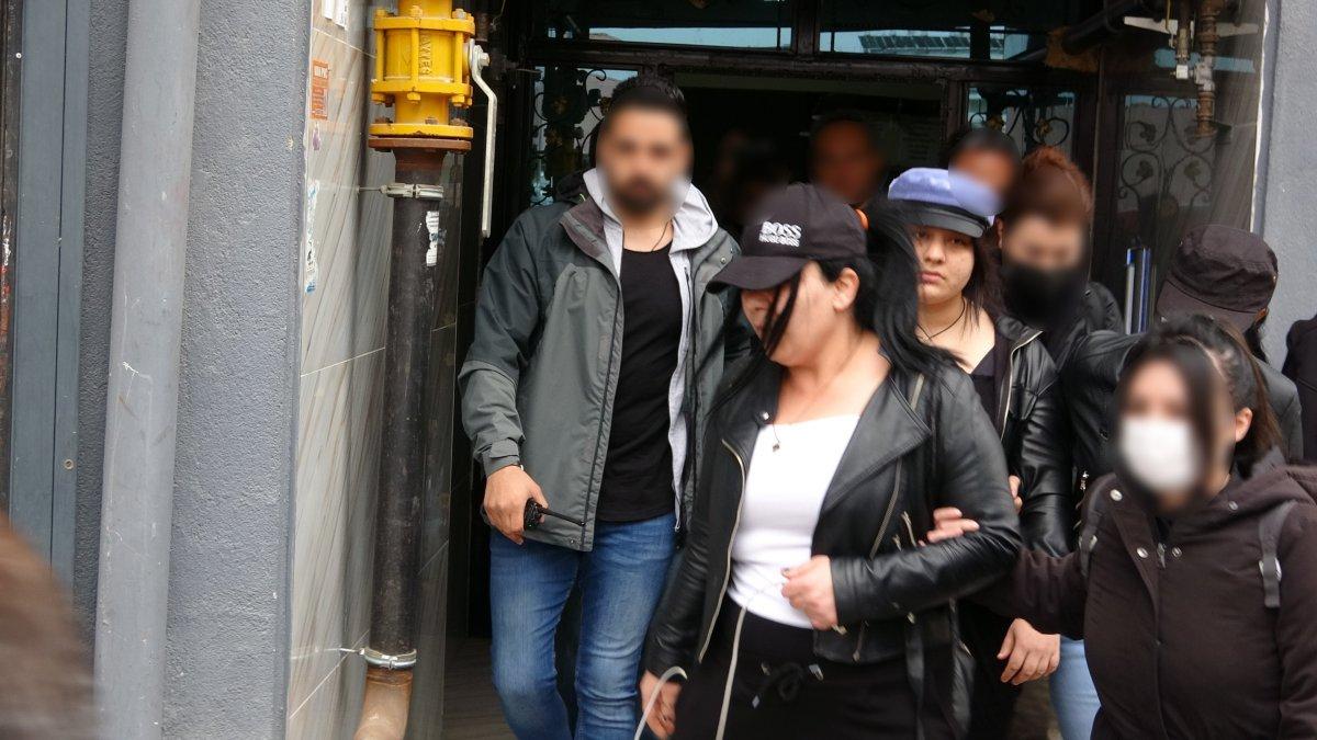 Van’da PKK paçavrası sallayan kadınlar, gözaltına alındı