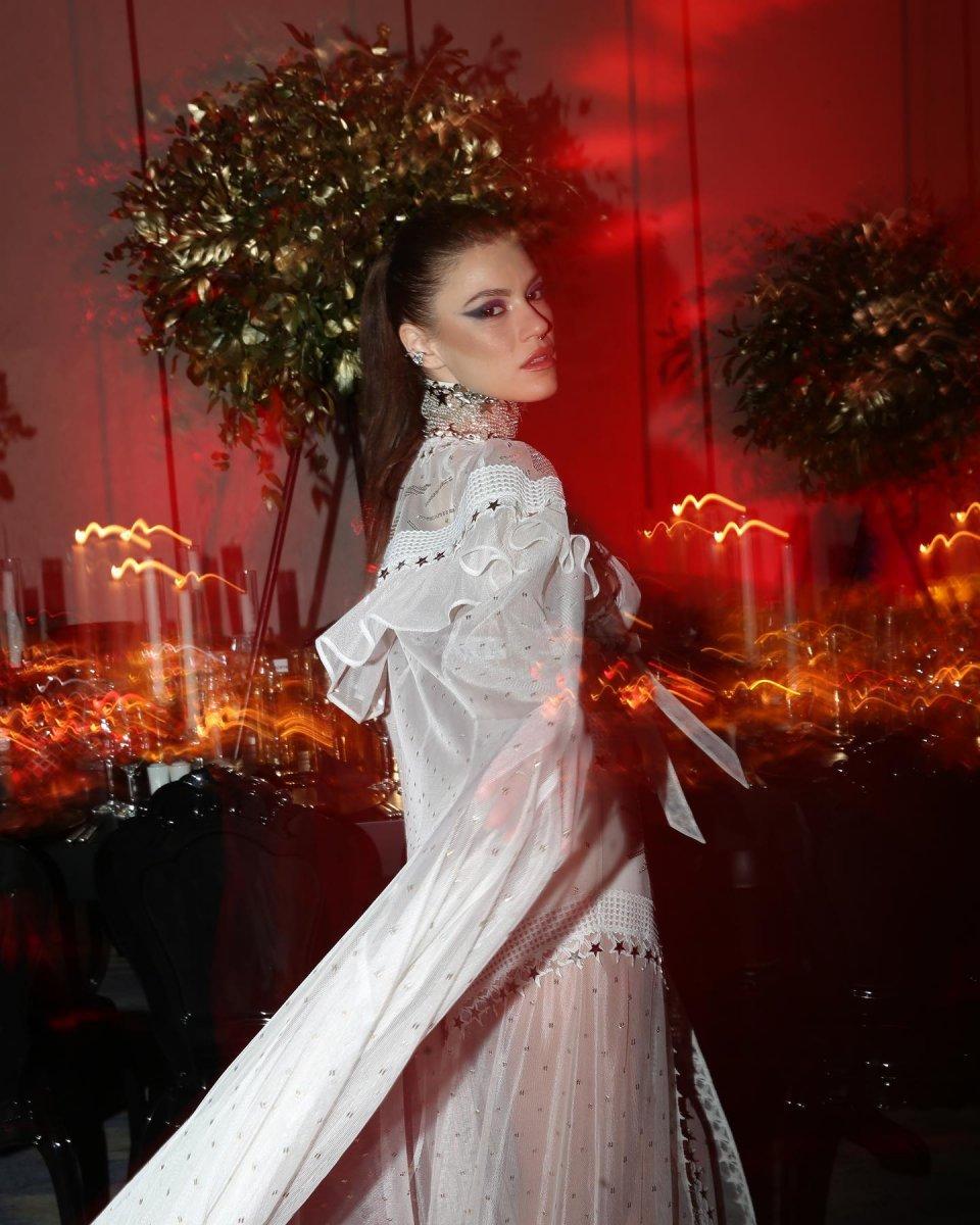 Yüsra Geyik, bebek arabasıyla köpek gezdiriyor