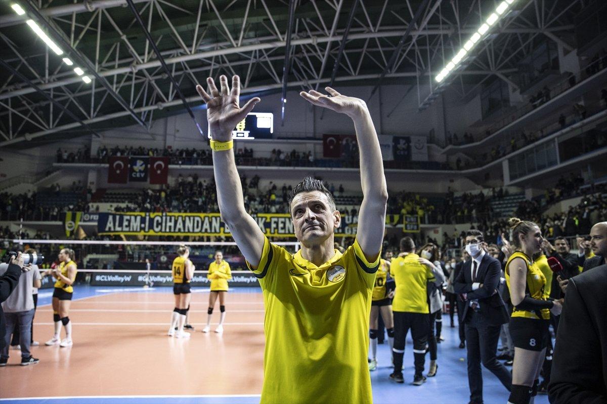 Vakıfbank Fenerbahçe'yi eleyerek finale yükseldi