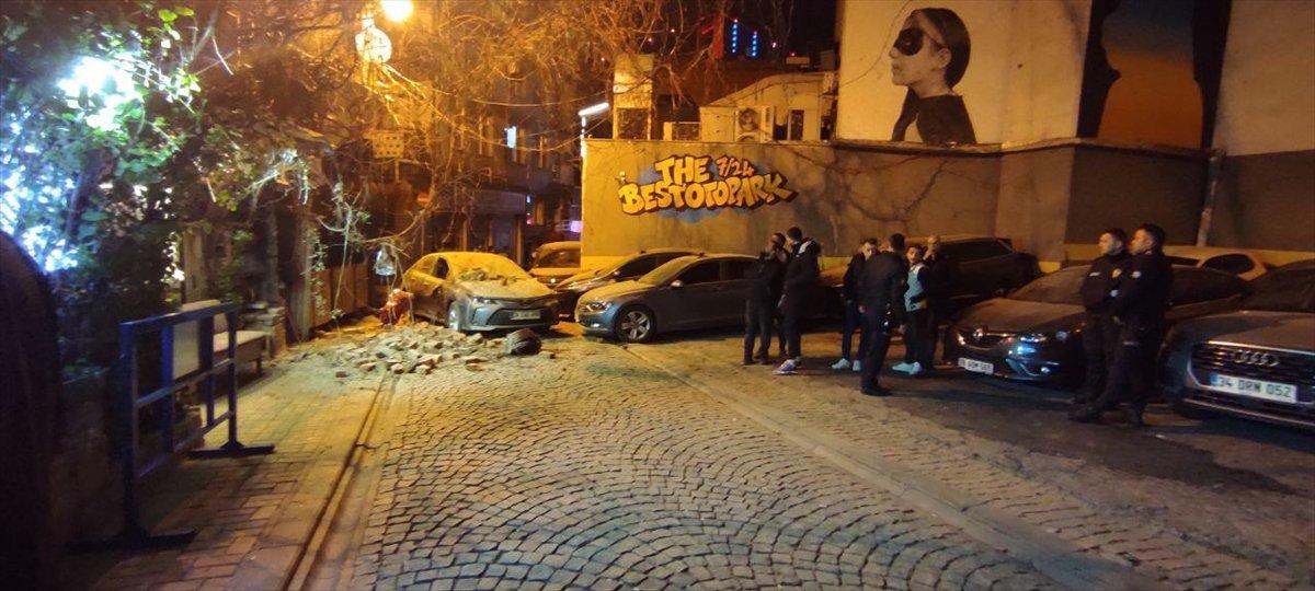 Beşiktaş'ta metruk binanın çatısıdan kopan parçalar otomobilin üzerine düştü