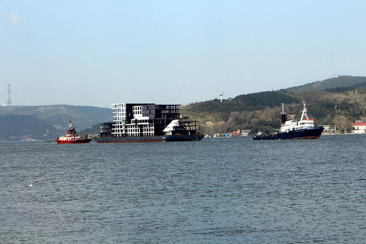 8 katlı apartmanı andıran blok yüklü römorkör, İstanbul Boğazı'ndan geçti