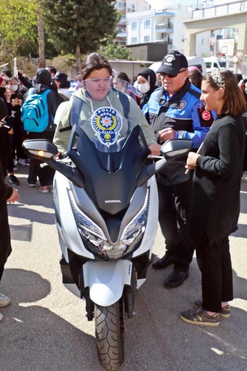 Antalya'da kavga ihbarıyla okula giden polisler sürprizle karşılaştı