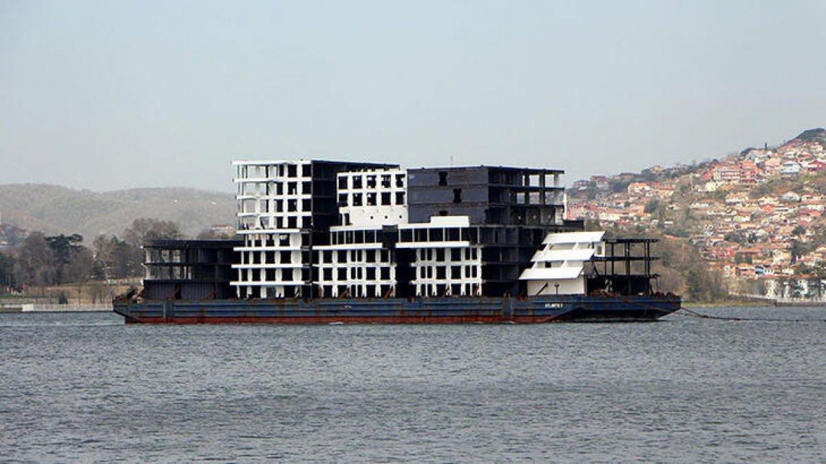 8 katlı apartmanı andıran blok yüklü römorkör, İstanbul Boğazı'ndan geçti