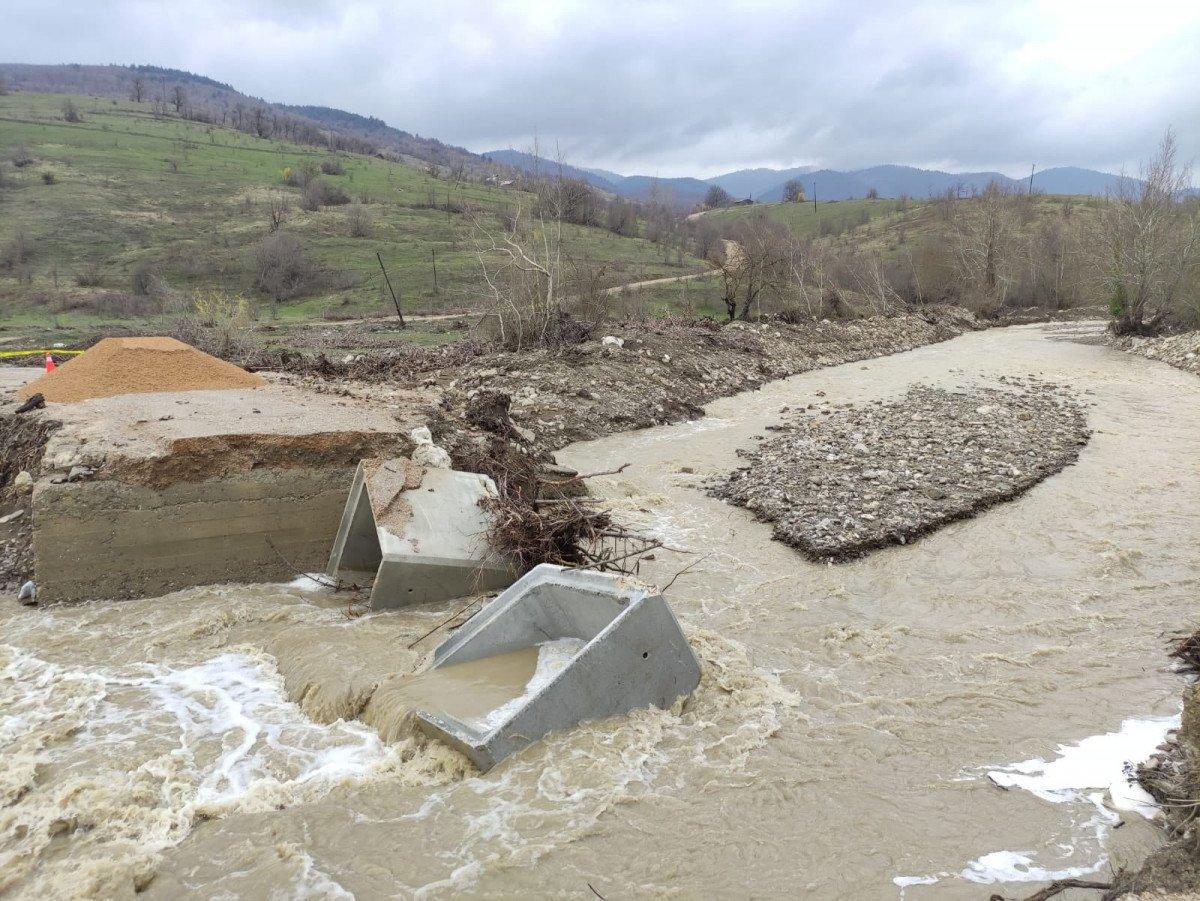Karabük’te menfez köprü çöktü, tarım alanları sular altında kaldı