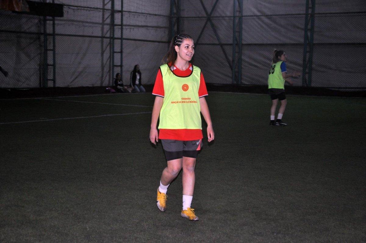 Yüksekova'da kadına yönelik şiddete dikkat çekmek için futbol turnuvası