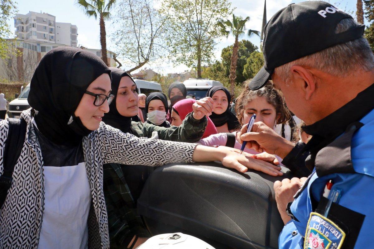 Antalya'da kavga ihbarıyla okula giden polisler sürprizle karşılaştı