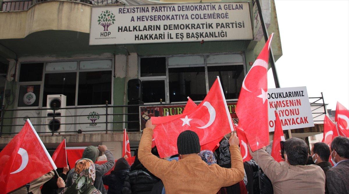 Hakkari'de HDP önünde gösteri düzenlendi