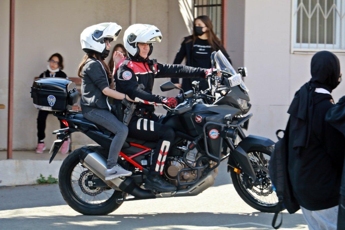 Antalya'da kavga ihbarıyla okula giden polisler sürprizle karşılaştı