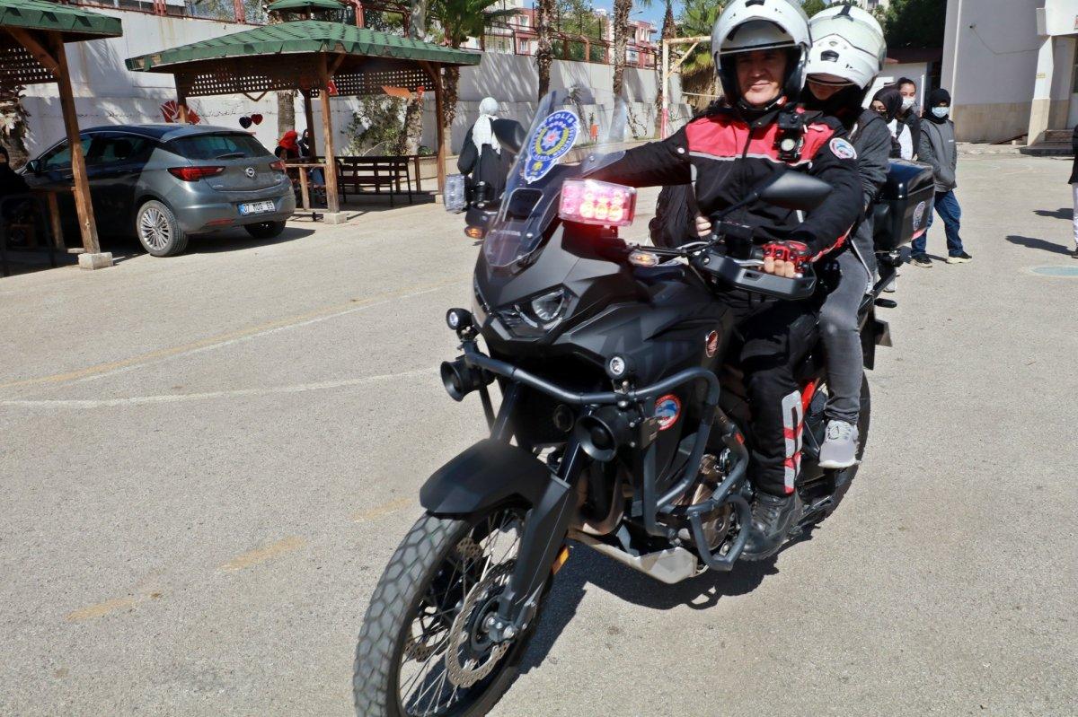 Antalya'da kavga ihbarıyla okula giden polisler sürprizle karşılaştı