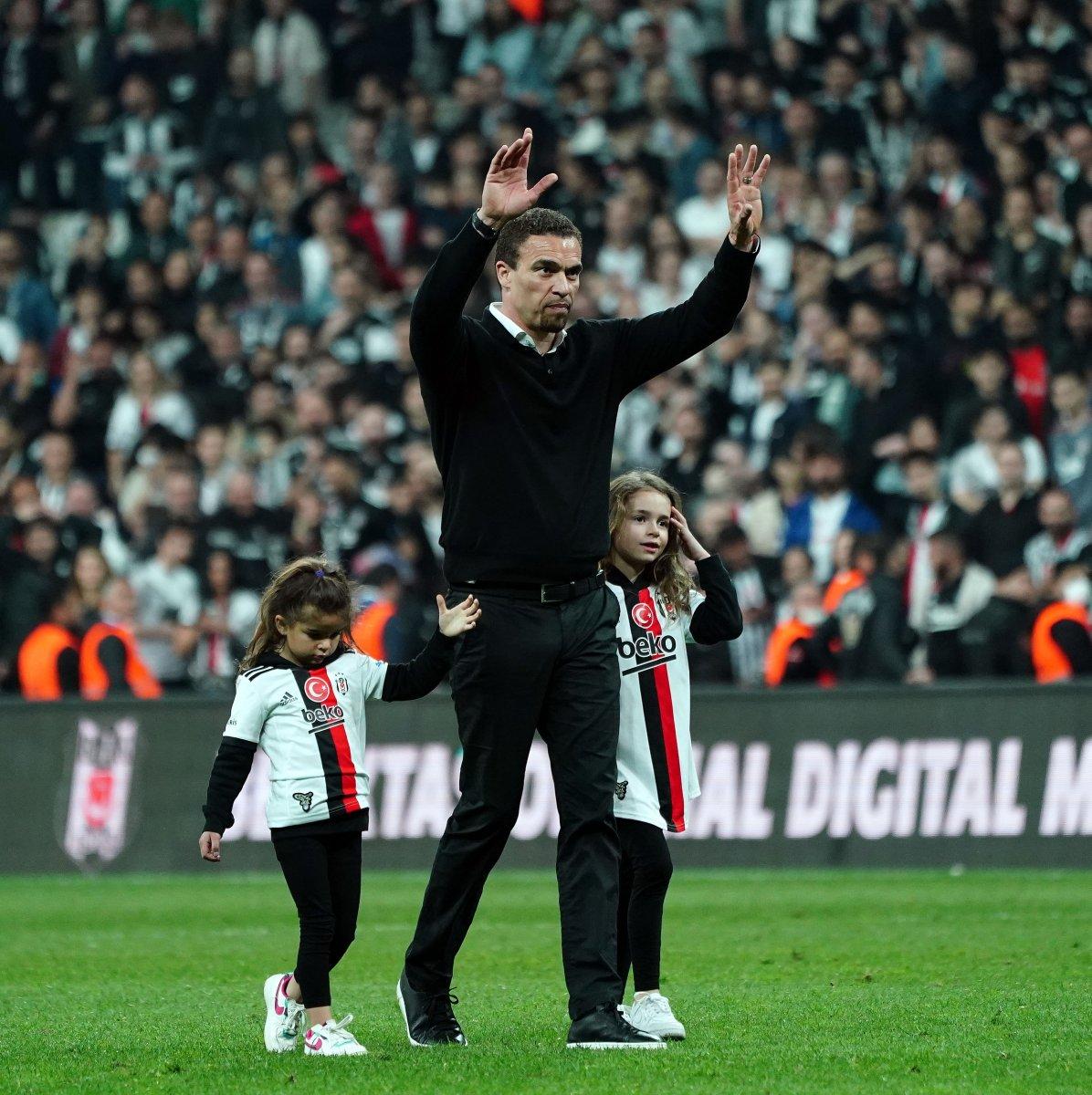 Beşiktaş evinde Alanyaspor'u farklı geçti