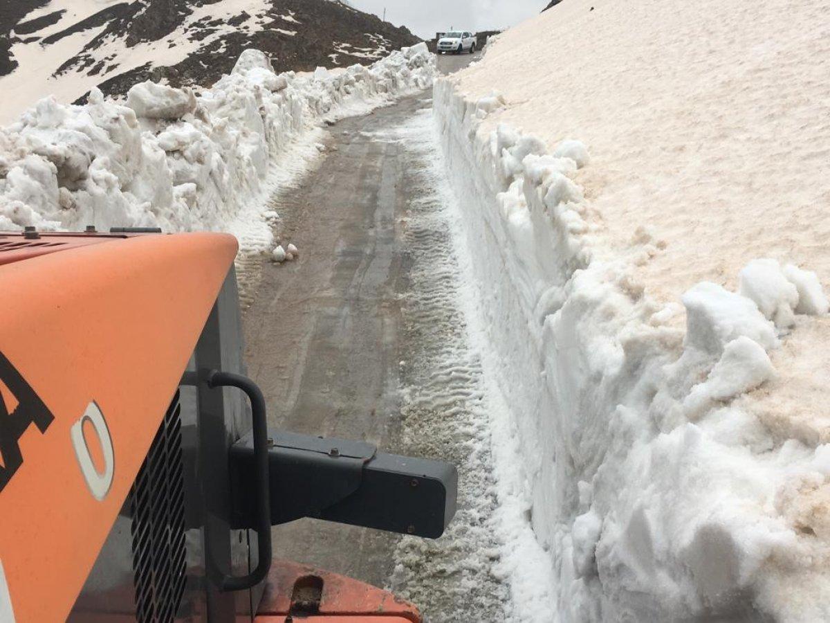 Batman'da bahar gelirken, kar temizleme çalışmaları sürüyor