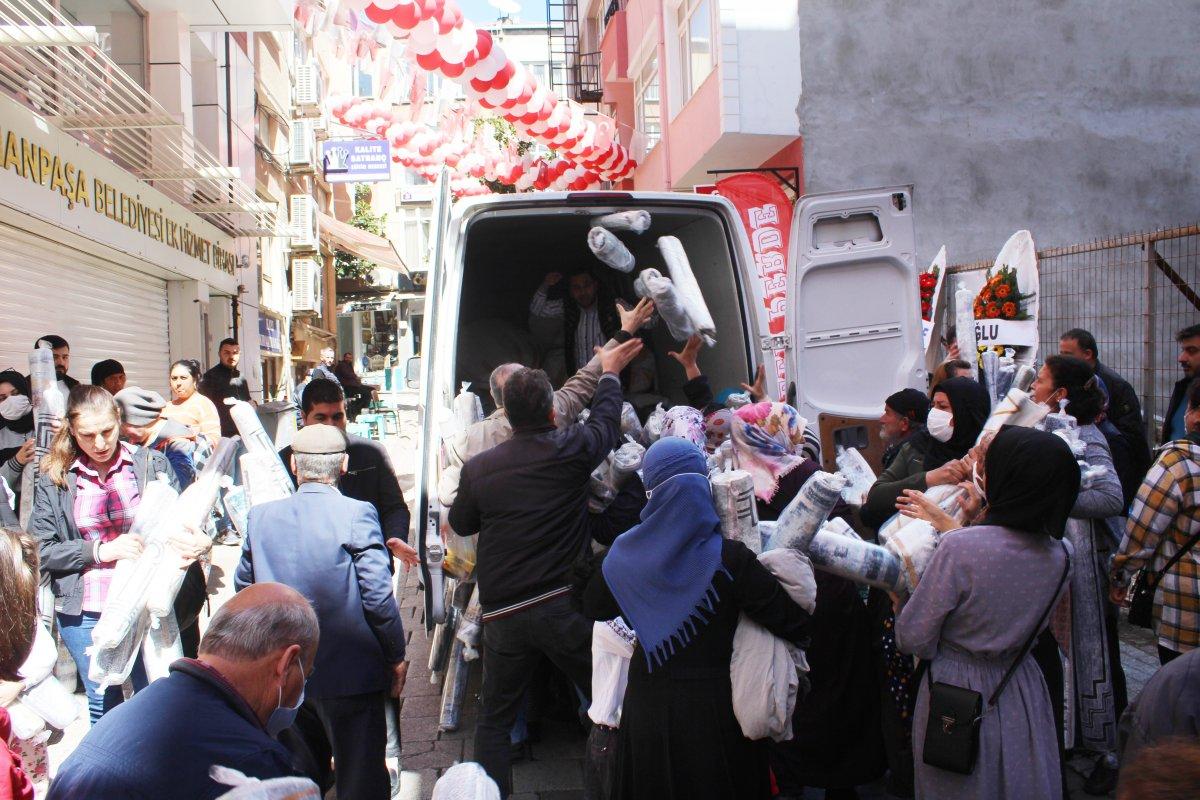 Tekirdağ'da indirim yarışı: Ürünler havada uçuştu