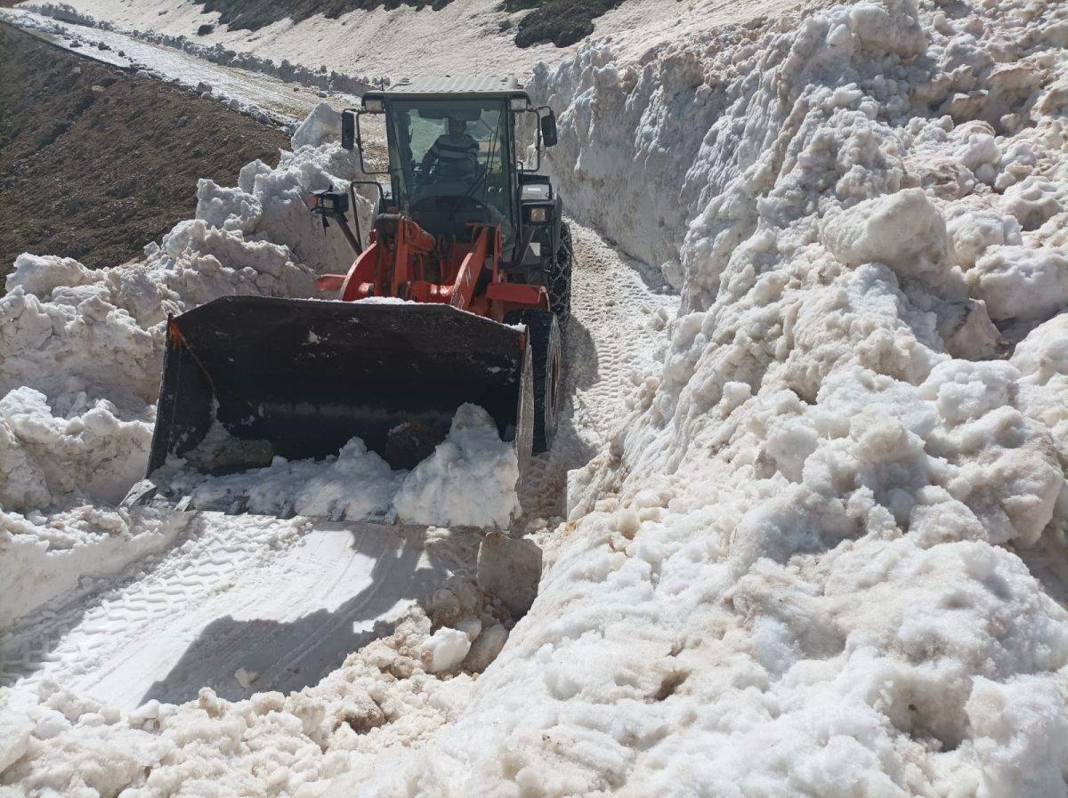 Batman'da bahar gelirken, kar temizleme çalışmaları sürüyor