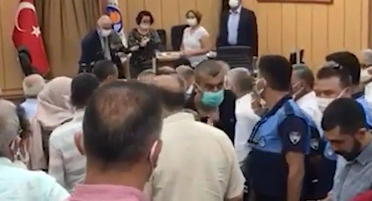 MHP’li ve HDP’li meclis üyeleri arasındaki kavga kamerada