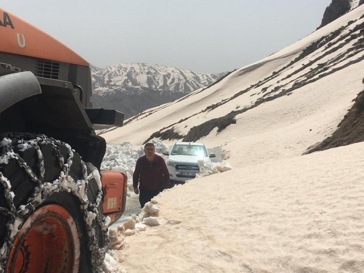 Batman'da bahar gelirken, kar temizleme çalışmaları sürüyor