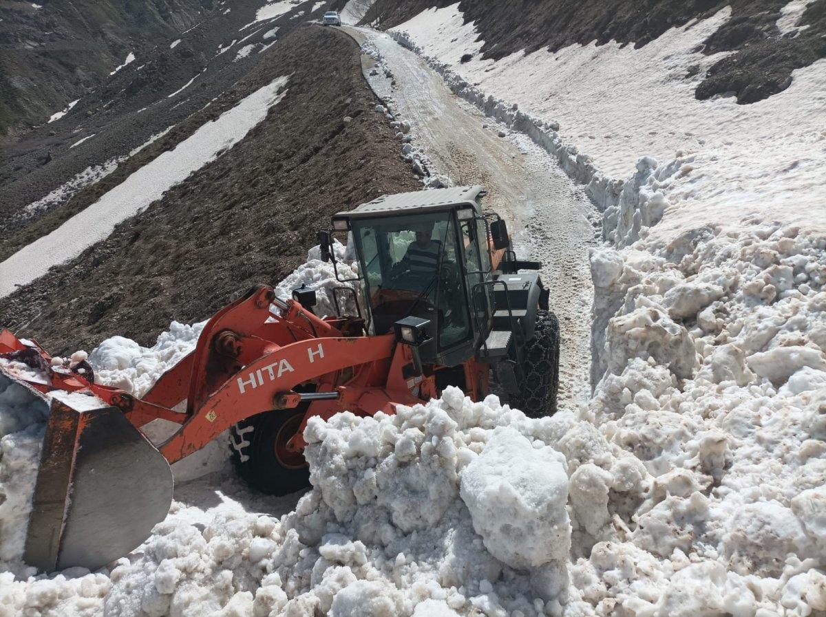 Batman'da bahar gelirken, kar temizleme çalışmaları sürüyor