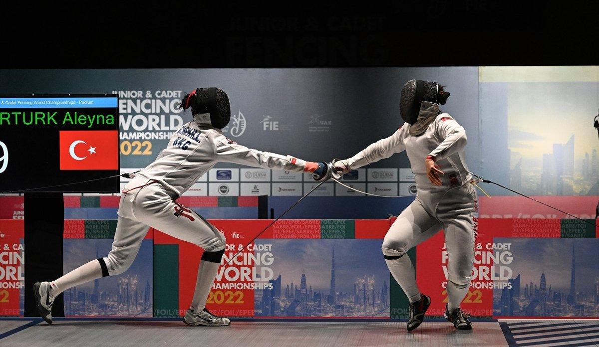 Milli eskrimci Aleyna Ertürk dünya şampiyonu oldu