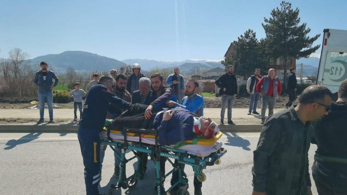 Bursa'daki aday sürücü, motosiklete çarptı: Baba ve kızı yaraladı