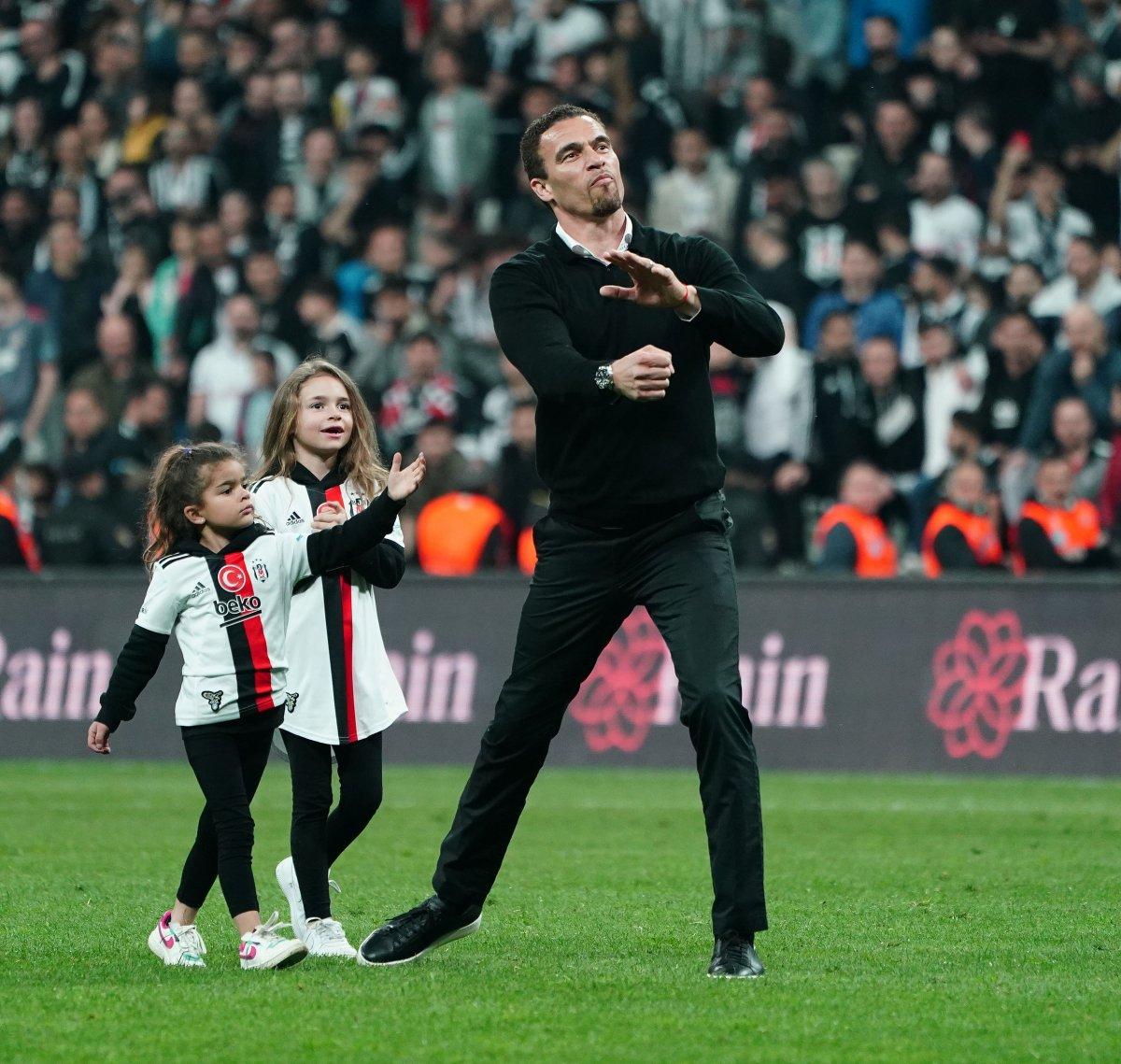 Beşiktaş evinde Alanyaspor'u farklı geçti