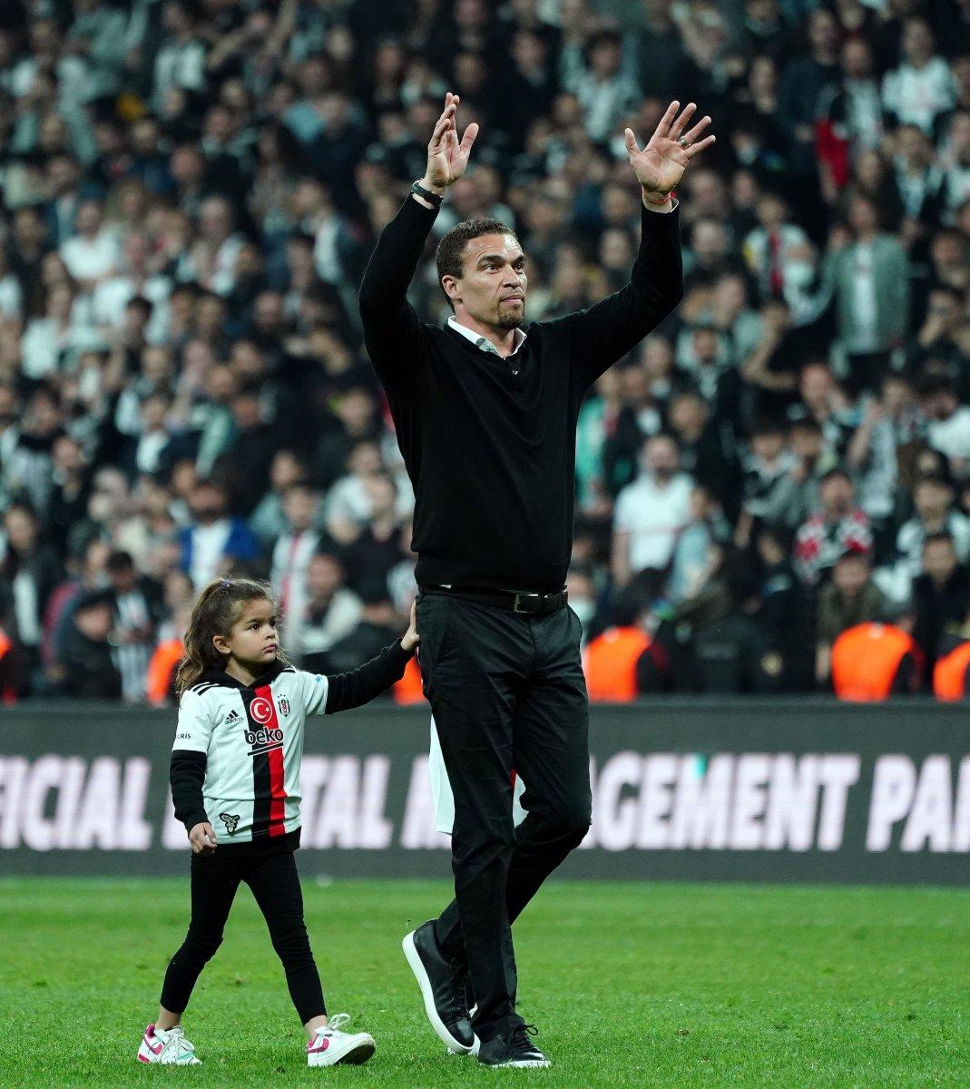 Beşiktaş evinde Alanyaspor'u farklı geçti