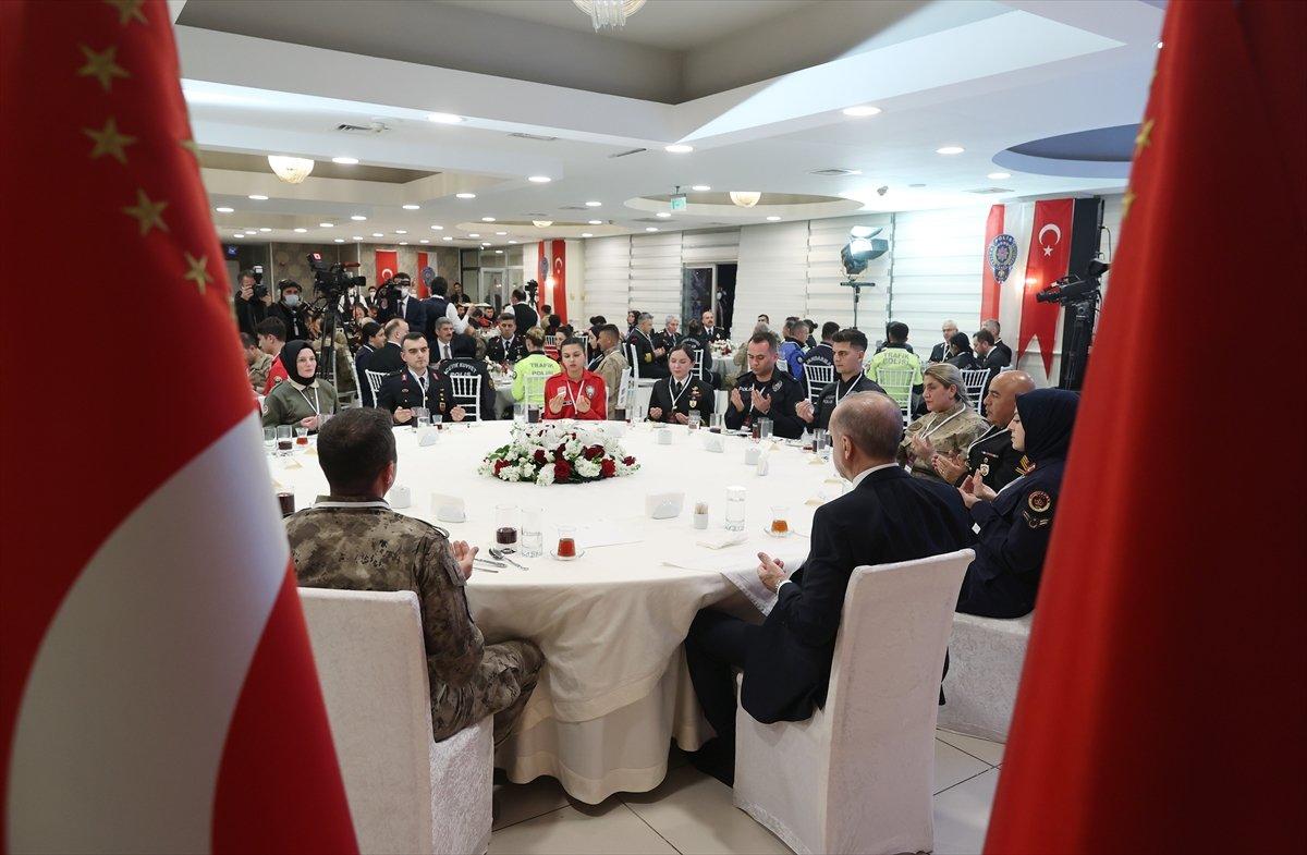 Cumhurbaşkanı Erdoğan güvenlik güçleriyle iftar yaptı