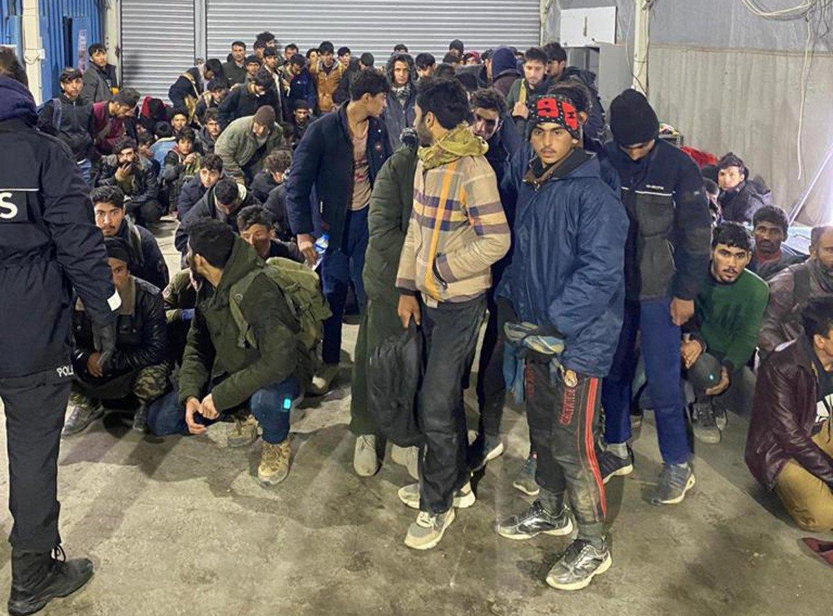 Kereste yüklü görünümlü kamyondan 113 kaçak göçmen çıktı