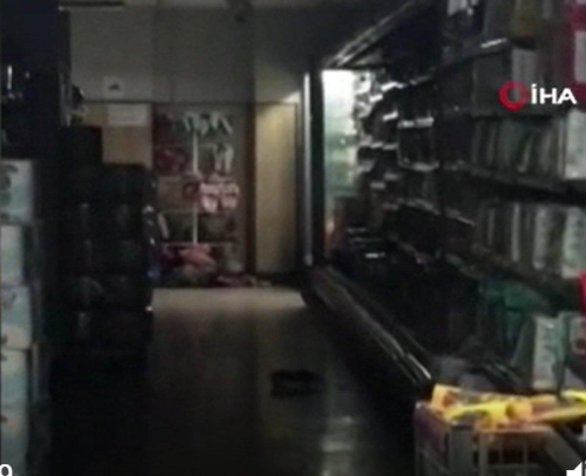 Esenler'de marketteki farelerin cirit attığı anlar