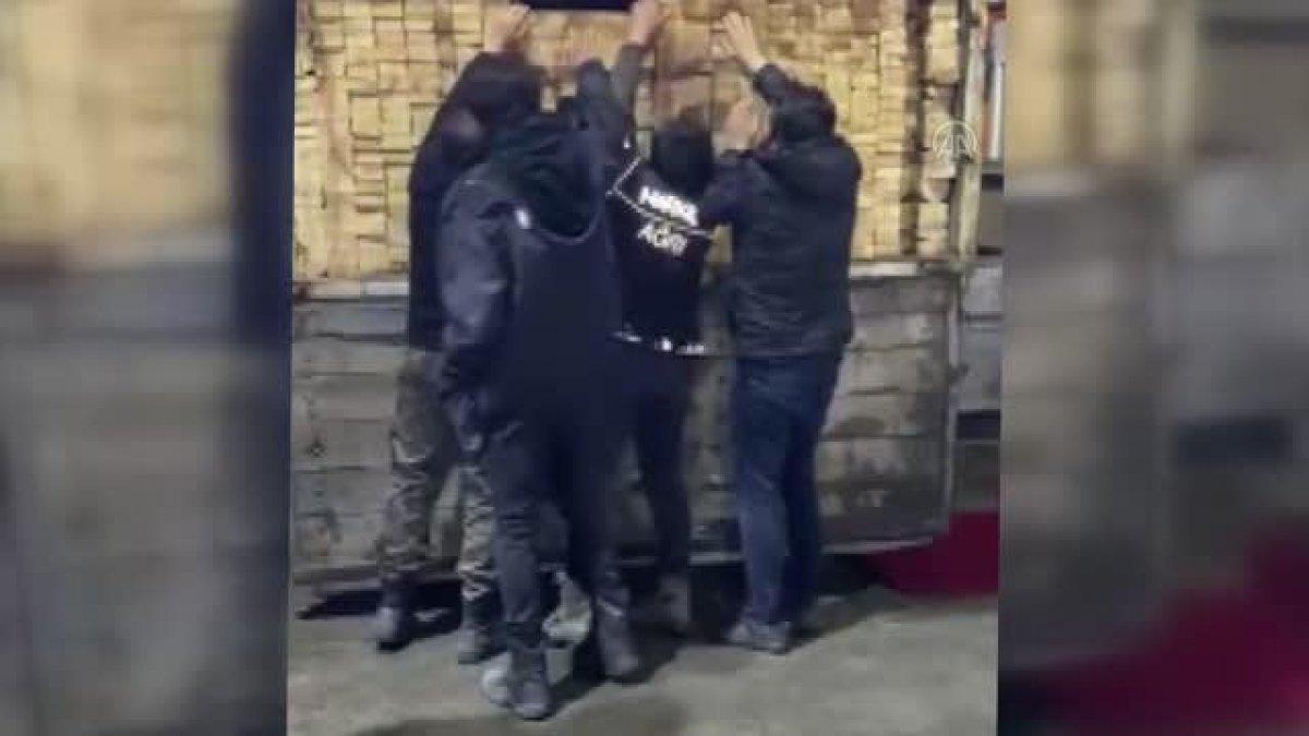 Ağrı’da kereste yüklü kamyondan, 113 kaçak göçmen çıktı