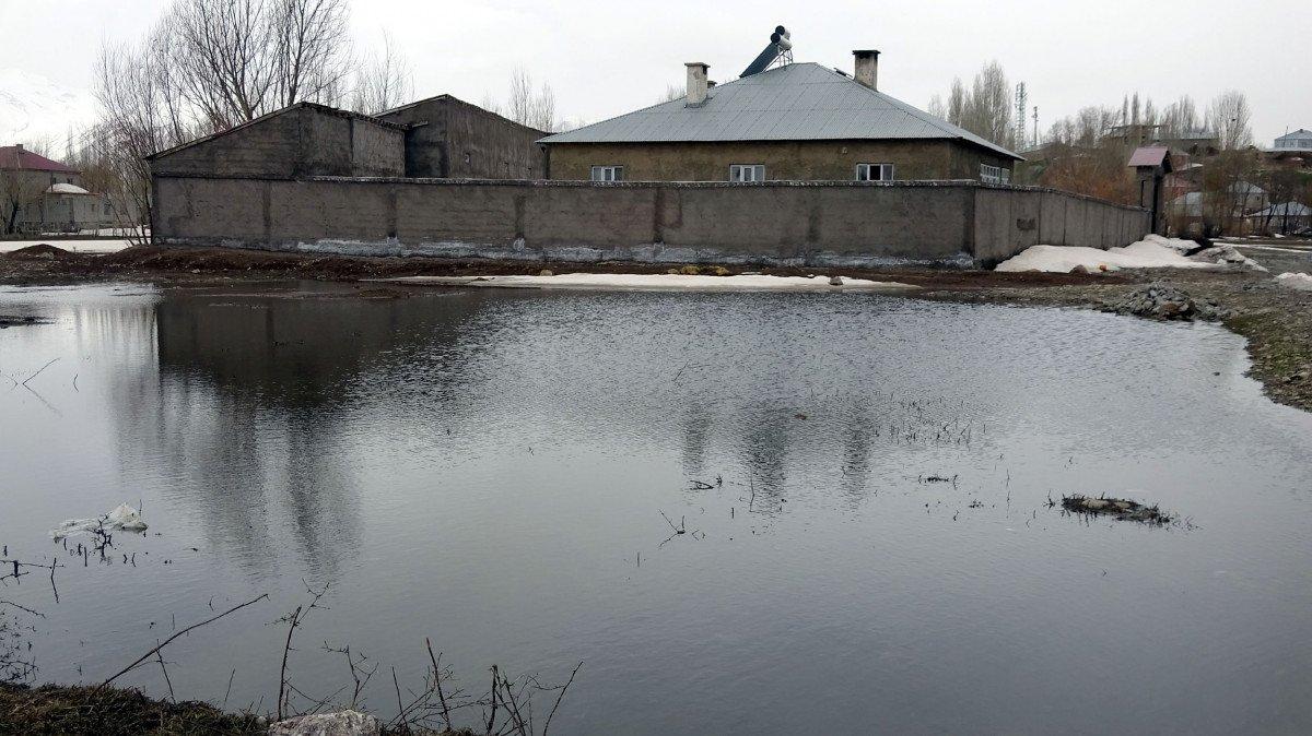 Hakkari'de yağmur sonrası dere taştı