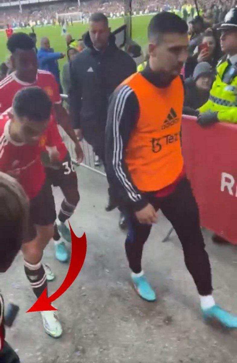 Cristiano Ronaldo taraftarın telefonunu kırdı