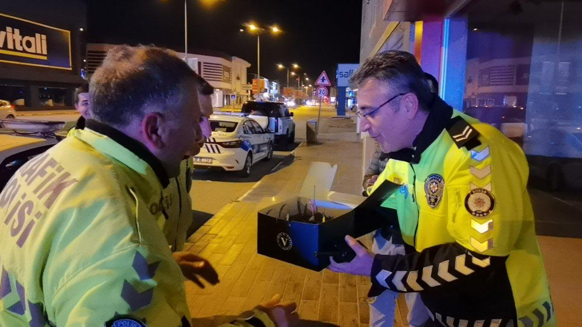 Bursa'da uygulama yapan polis ekiplerine vatandaştan pastalı sürpriz