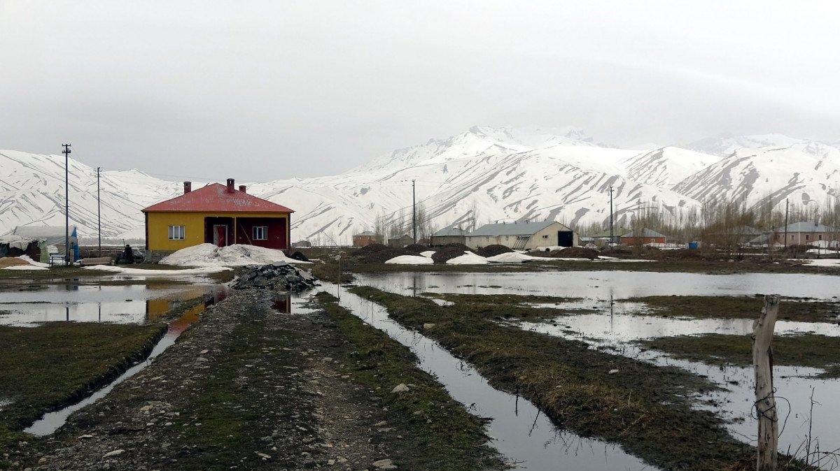 Hakkari'de yağmur sonrası dere taştı