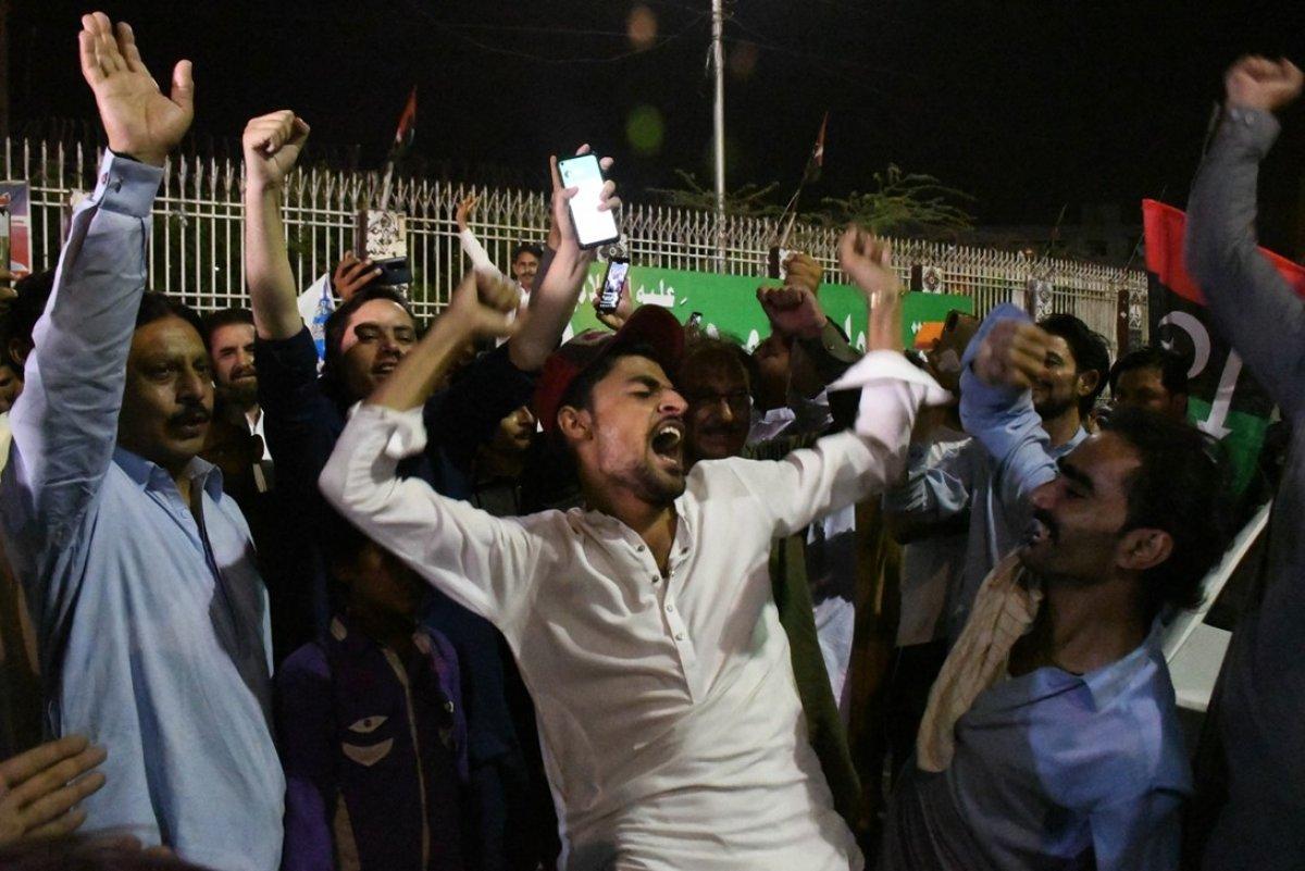 Pakistan'da İmran Han destekçileri meydanlarda toplandı