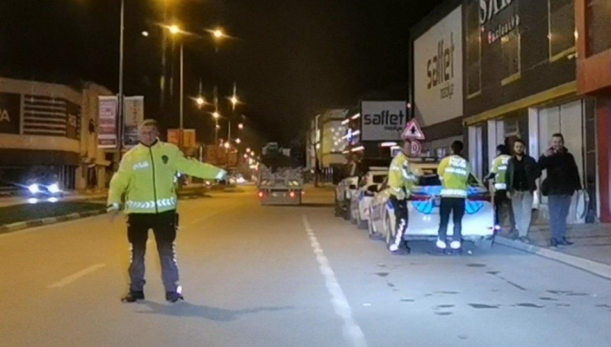 Bursa'da uygulama yapan polis ekiplerine vatandaştan pastalı sürpriz