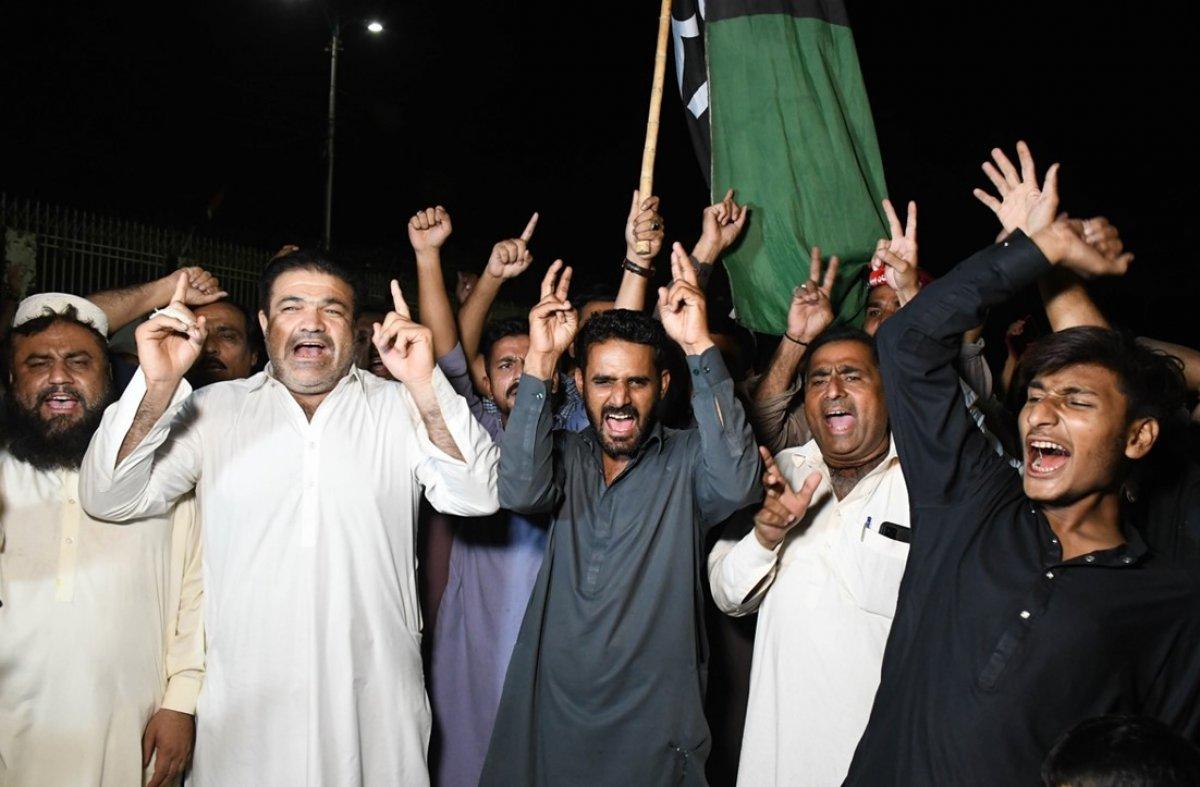 Pakistan'da İmran Han destekçileri meydanlarda toplandı