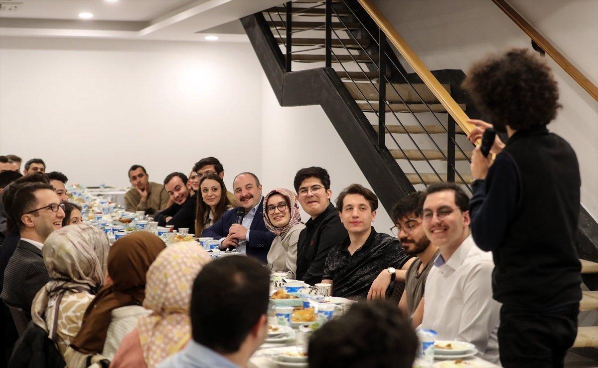 Mustafa Varank, gençlerle iftar yaptı