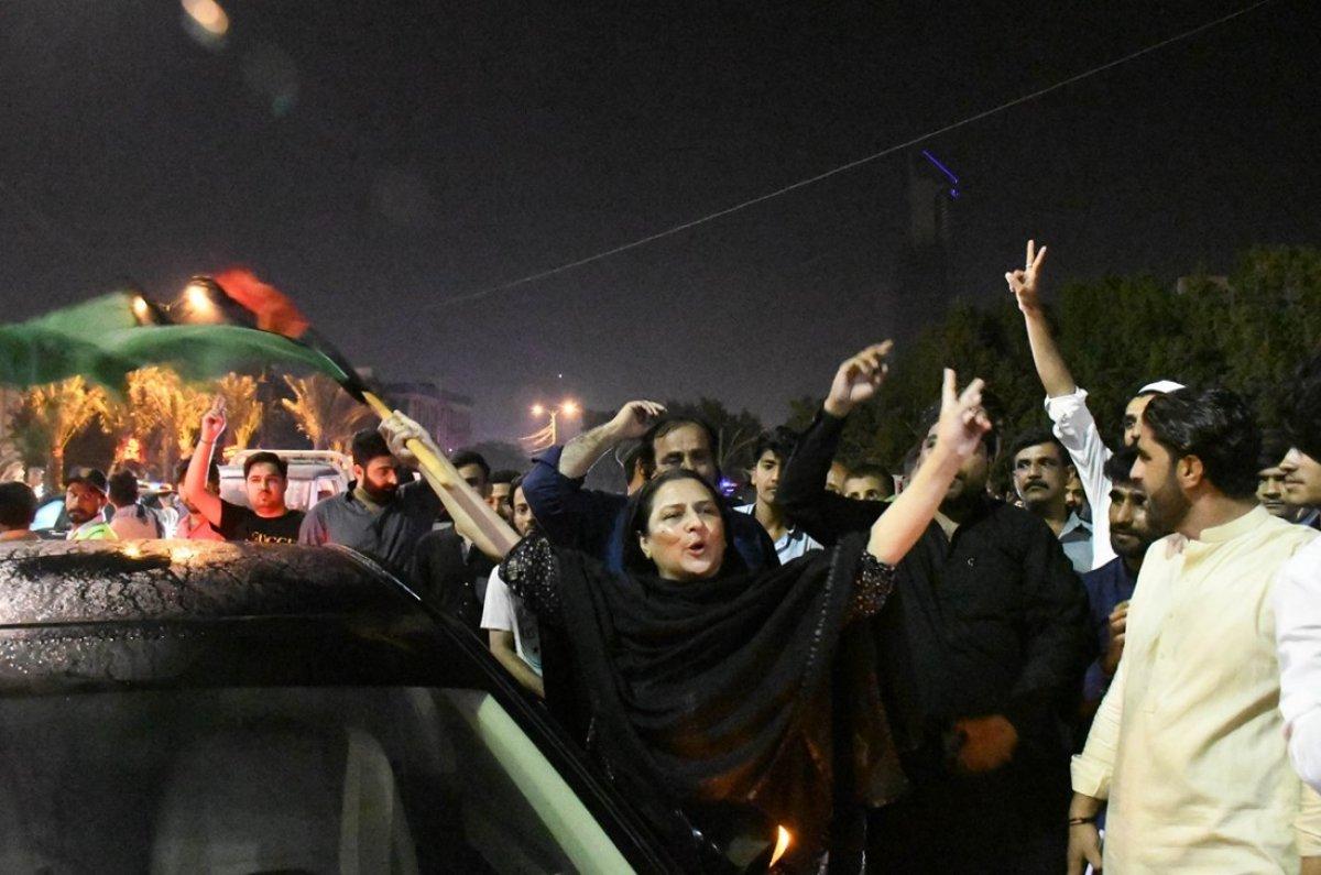 Pakistan'da İmran Han destekçileri meydanlarda toplandı