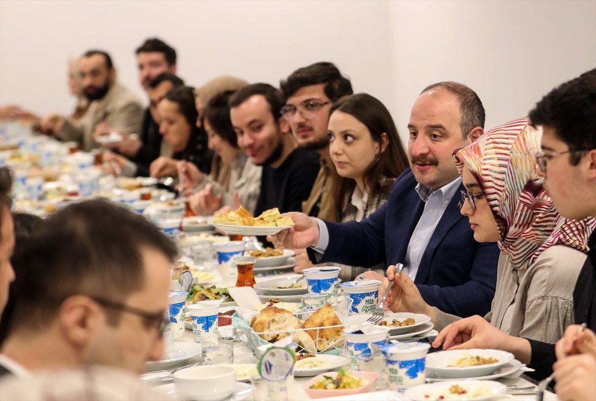 Mustafa Varank, gençlerle iftar yaptı