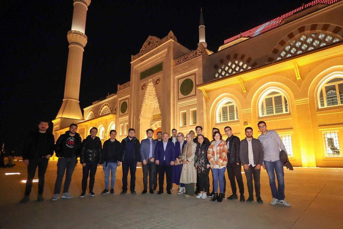 Mustafa Varank, gençlerle iftar yaptı