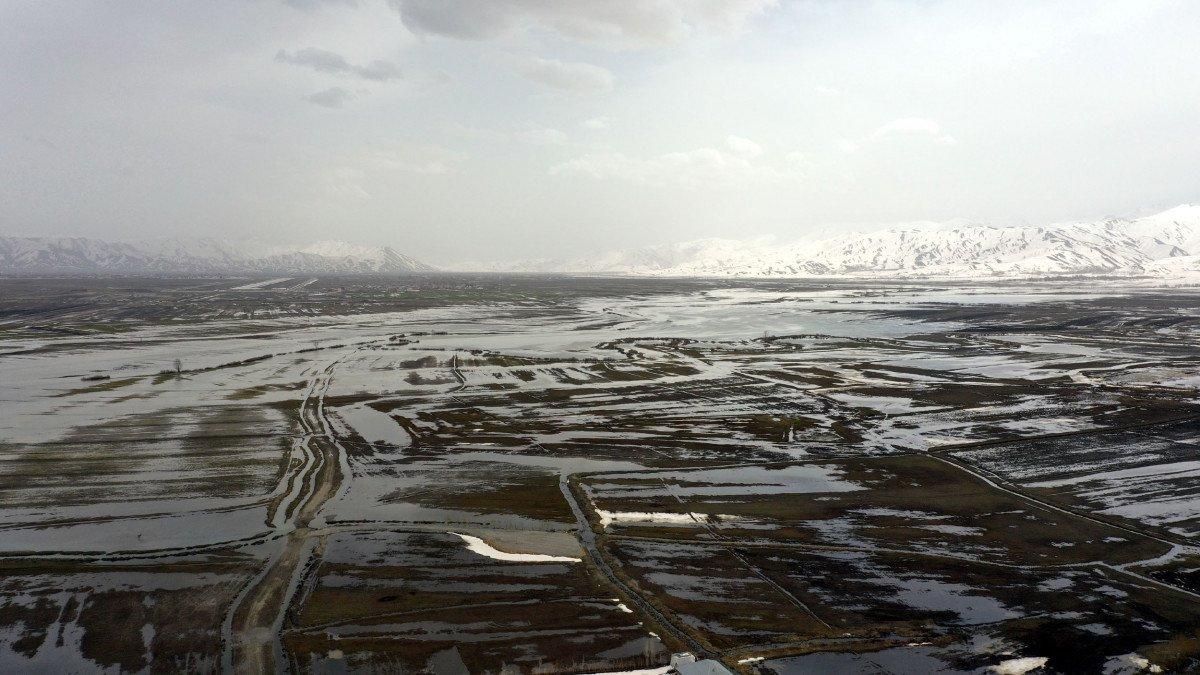 Hakkari'de yağmur sonrası dere taştı