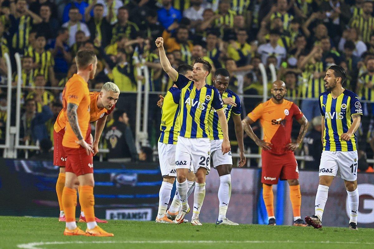 Fenerbahçe, Galatasaray'ı 2 golle mağlup etti