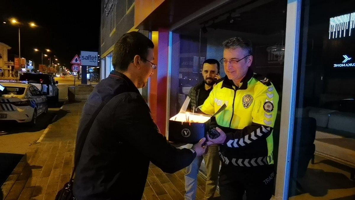 Bursa'da uygulama yapan polis ekiplerine vatandaştan pastalı sürpriz
