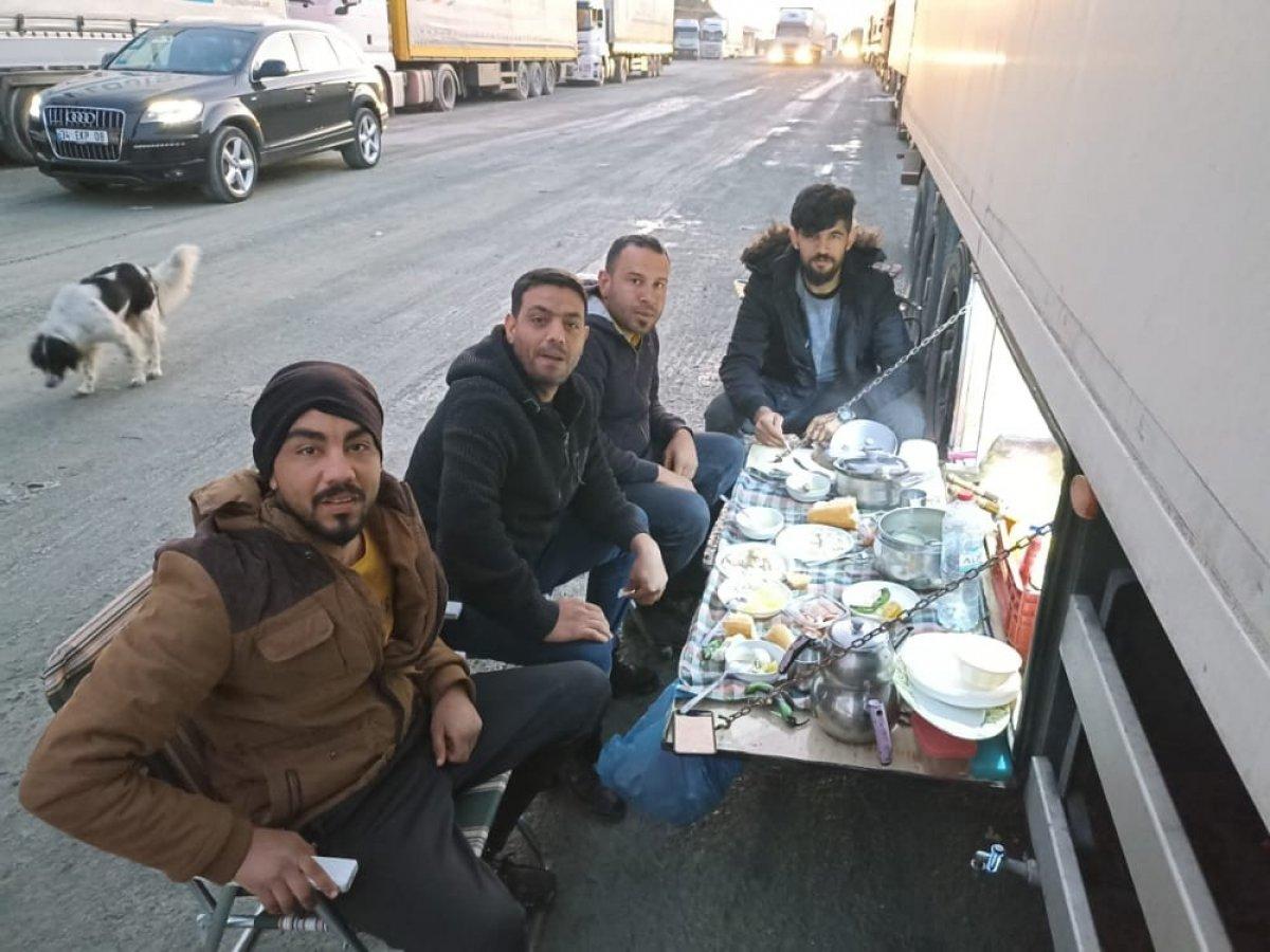 Sarp Sınır Kapısı’nda tır kuyruğu 25 kilometreye dayandı