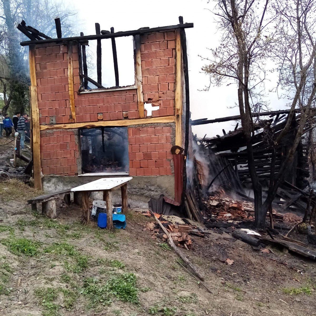 Kastamonu'da 2 katlı ahşap ev yandı, engelli çocuk öldü