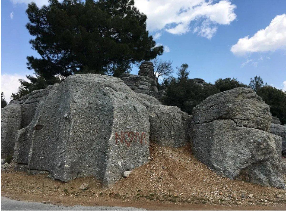 Kültür alanlarından olan Adam Kayalar sprey boya ile kirletildi