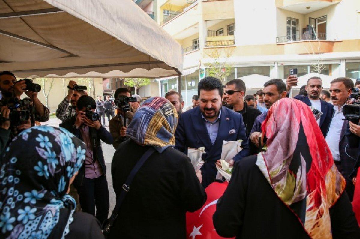 Savcı Sayan'dan evlat nöbeti tutan ailelere ziyaret